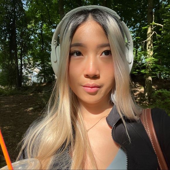 Meet your Posher, Liz - Picture 2 of 4